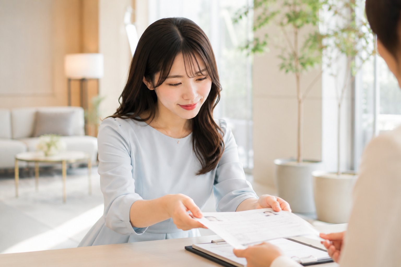 本人確認書類を手渡すカウンセラー